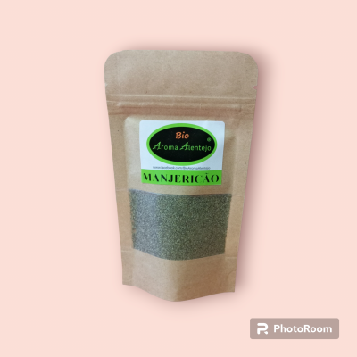 Embalagem de papel com erva seca manjercão visível e rótulo Bio Aroma Alentejo