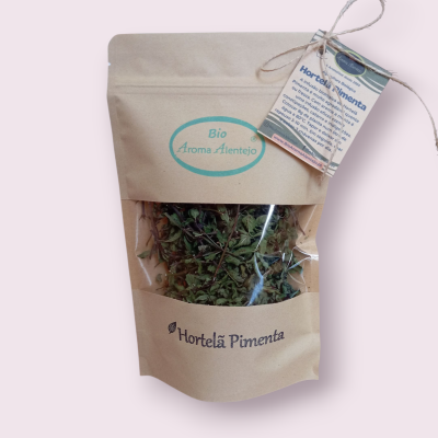 Pacote de hortelã-pimenta seca em embalagem de papel com etiqueta informativa