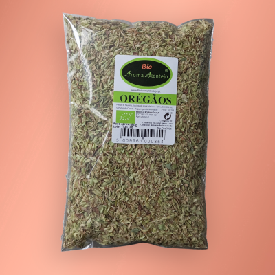 Emb. transparente com orégãos secos, rótulo branco com texto 'Bio Aroma Alentejo ORÉGÃOS' e código de barras