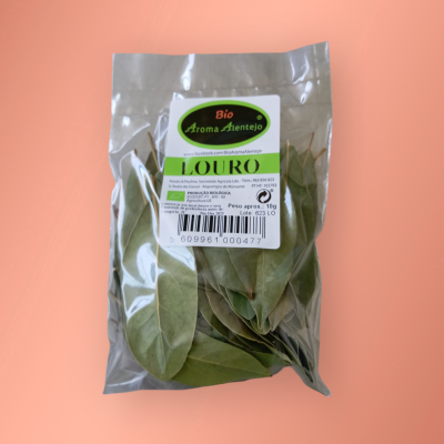 Pacote de folhas de louro secas em embalagem plástica transparente