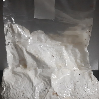 Saco plástico transparente com pó branco granulado