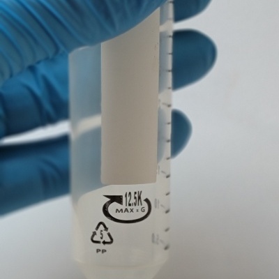 Frasco de plástico transparente com tampa branca e marcações de medição