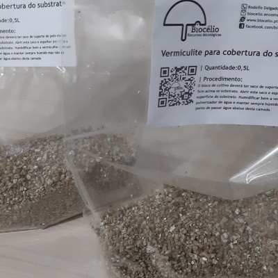 Sacos transparentes com vermiculite para cobertura de substrato com etiquetas brancas e texto em português