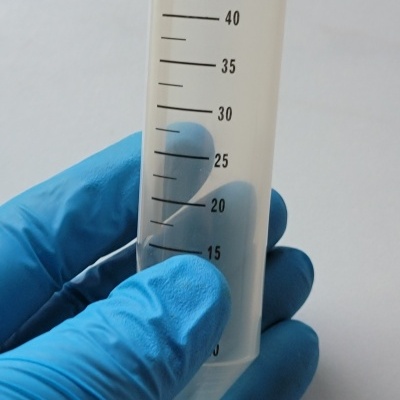 Frasco de plástico translúcido com tampa e gradação em mL