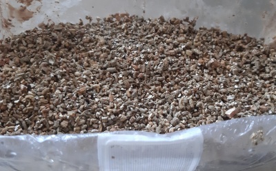Vermiculite granulada castanha clara em saco plástico transparente