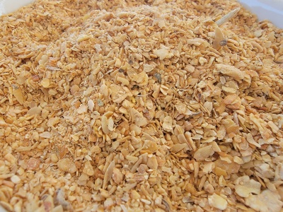 Mistura de especiarias secas moídas castanhas claras num recipiente branco