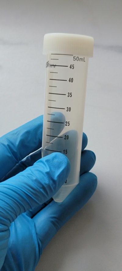 Frasco de plástico translúcido com tampa e gradação em mL