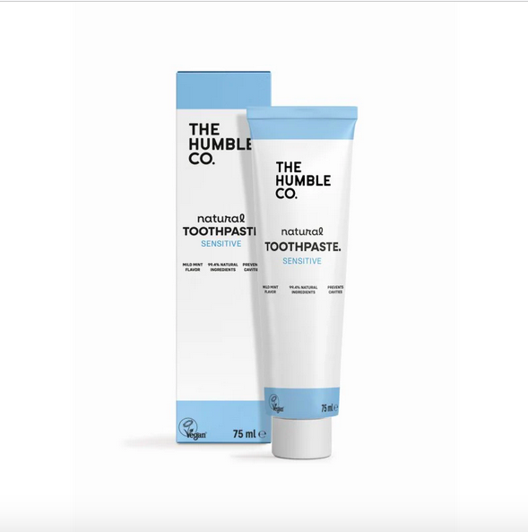 Dentífrico Natural Pasta de dentes natural 'THE HUMBLE CO.' para dentes sensíveis em tubo branco e azul com caixa correspondente