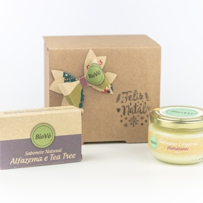 Conjunto de produtos BioVó com sabão natural, bálsamo corporal hidratante e caixa de presente com laço e mensagem de Natal
