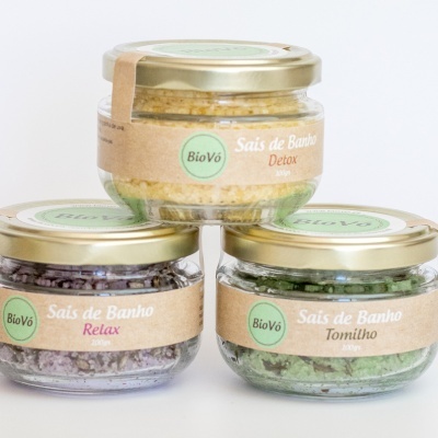 Três frascos de sais de banho BioVó com rótulos diferentes