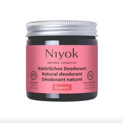Frasco de vidro com tampa metálica e etiqueta rosa de desodorizante natural Niyok