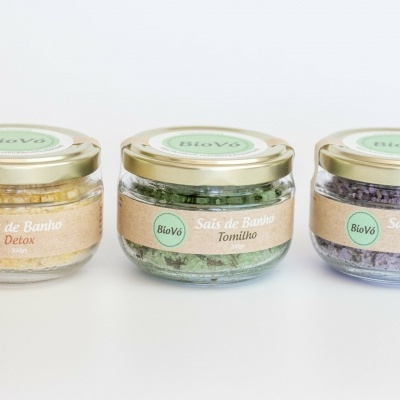 Três frascos de vidro com sais de banho Biové em cores amarelo, verde e lilás