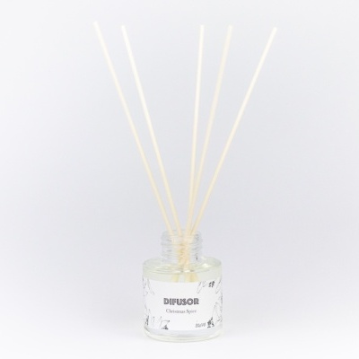 Difusor de ambiente em frasco de vidro com varetas e etiqueta branca