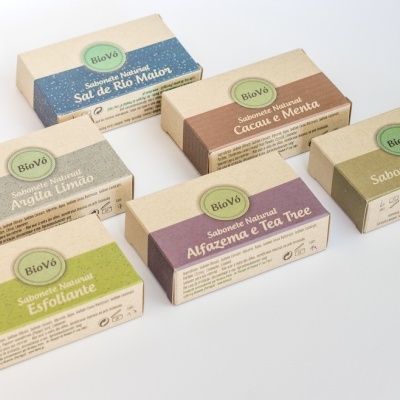 Seis sabonetes naturais com embalagens coloridas e rótulos em português