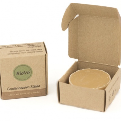 Condicionador sólido BioVó e caixa de cartão castanho