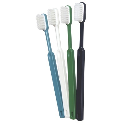 Quatro escovas de dentes coloridas com cerdas brancas