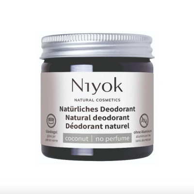 Frasco de vidro castanho com tampa metálica e rótulo branco de desodorizante natural Niyok