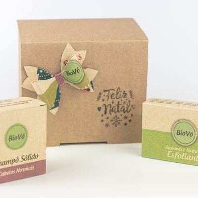 Conjunto de produtos BioVó em caixas de papel kraft decoradas para Natal