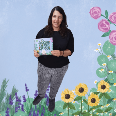 Mulher segurando livro colorido Jardim de Vovó Rocha sobre fundo azul com ilustrações de flores