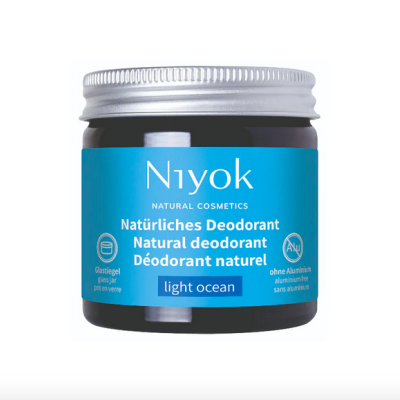 Frasco de vidro castanho com desodorizante natural Nyok e rótulo azul