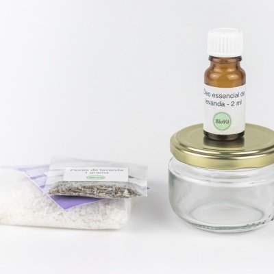 Conjunto de frascos e pacotes com produtos de lavanda e sais em fundo branco