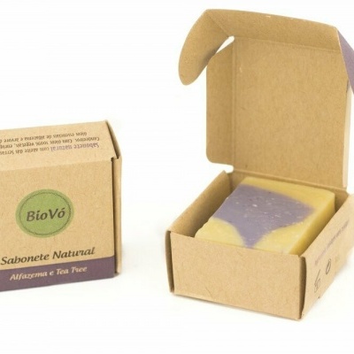 Sabonetes naturais Blovó em caixas de cartão, um fechado e outro aberto mostrando o sabonete bicolor