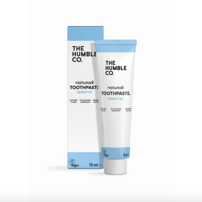 Pasta de dentes natural 'THE HUMBLE CO.' para dentes sensíveis em tubo branco e azul com caixa correspondente