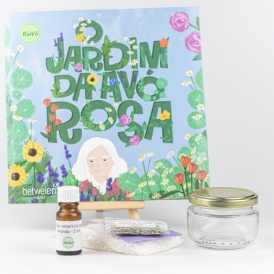 Livro infantil, frasco de óleo essencial, saco com sal, frasco de vidro vazio