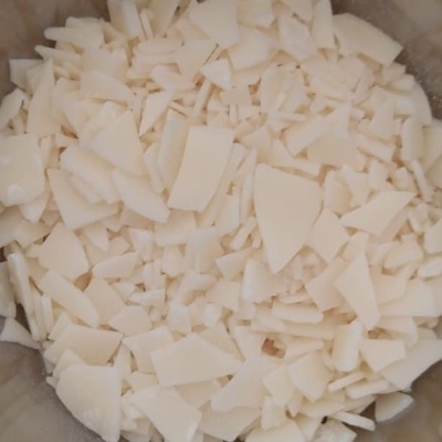 Fragmentos brancos irregulares num recipiente