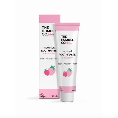 Pasta de dentes infantil THE HUMBLE CO. Kids sabor morango em embalagem rosa e branca com desenhos de morangos.