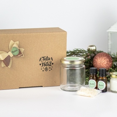 Caixa de presente com frascos de vidro e decoração natalícia