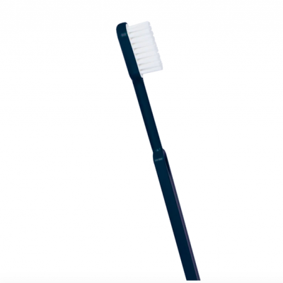 escova de dentes preta com cerdas brancas