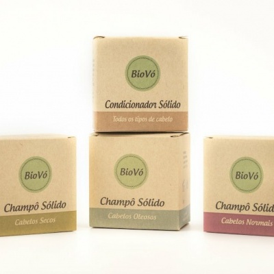 Embalagens de champô sólido e condicionador sólido BioVó, em caixas de papel cartão reciclado em tons terra.
