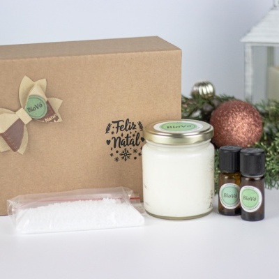 Conjunto de vela, óleos essenciais e embalagem com caixa decorada para Natal.
