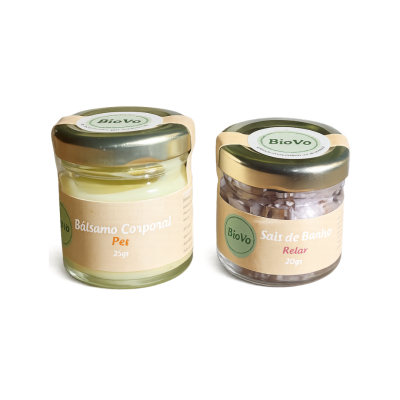 Dois frascos de vidro com tampas douradas, um com bálsamo corporal e outro com sais de banho da marca BioVo.