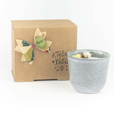 Vela em copo cerâmico cinzento com caixa de papelão castanha decorada