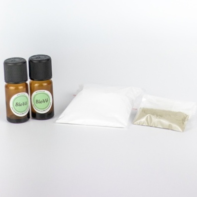 Frascos com rótulo BioVê e sacos com pós sobre fundo branco