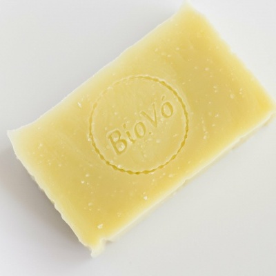Sabonete amarelo claro com inscrição 'BioVo' sobre fundo branco