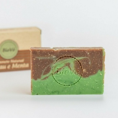 Sabonete artesanal verde e castanho com gravação 'Biovio' e embalagem com texto.