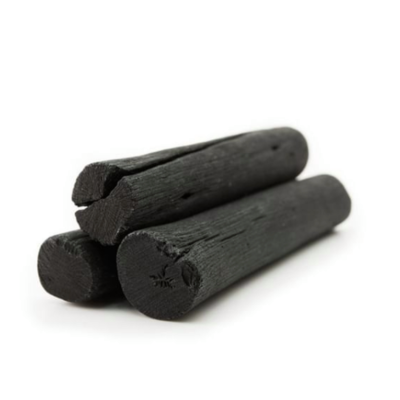 Pedaços de carvão vegetal preto sobre fundo branco