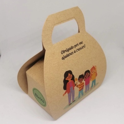 Embalagem de papel cartão castanho com ilustração de crianças e texto de agradecimento