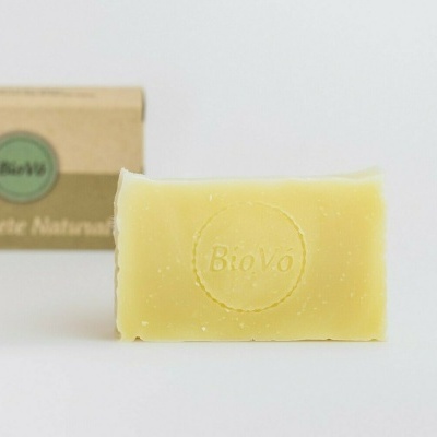 Sabonete natural amarelo claro com embalagem de papel kraft