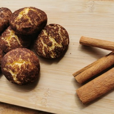 Bolachas castanhas e paus de canela sobre tábua de madeira