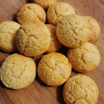 Bolachas douradas redondas sobre tábua de madeira