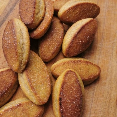 bolachas ovais douradas sobre tábua de madeira