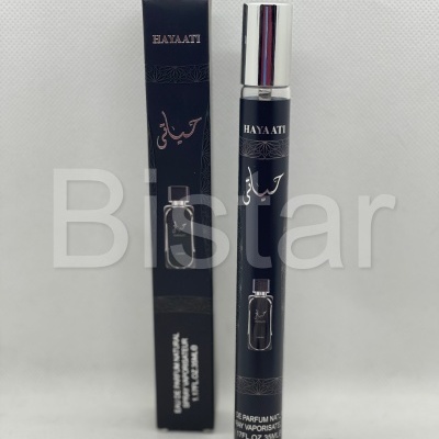 Frasco de perfume spray de paragem de mão e embalagem preta com texto HAYAATI