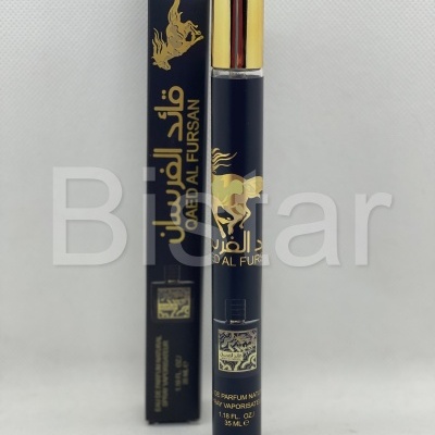 Frasco preto e dourado de perfume Qaed Al Fursan com caixa