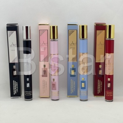 Conjunto de perfumes em frascos coloridos com caixas correspondentes