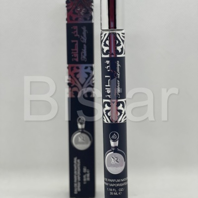 Frasco de perfume fino com rótulo preto e prata e embalagem correspondente ao fundo branco.