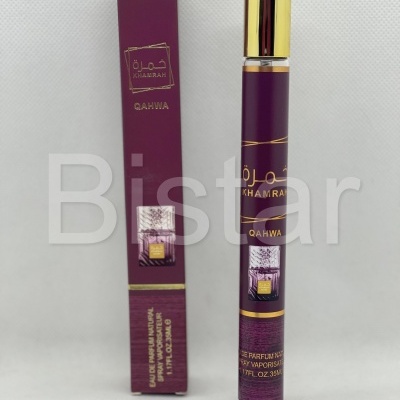 frasco de perfume roxo e dourado ao lado da caixa